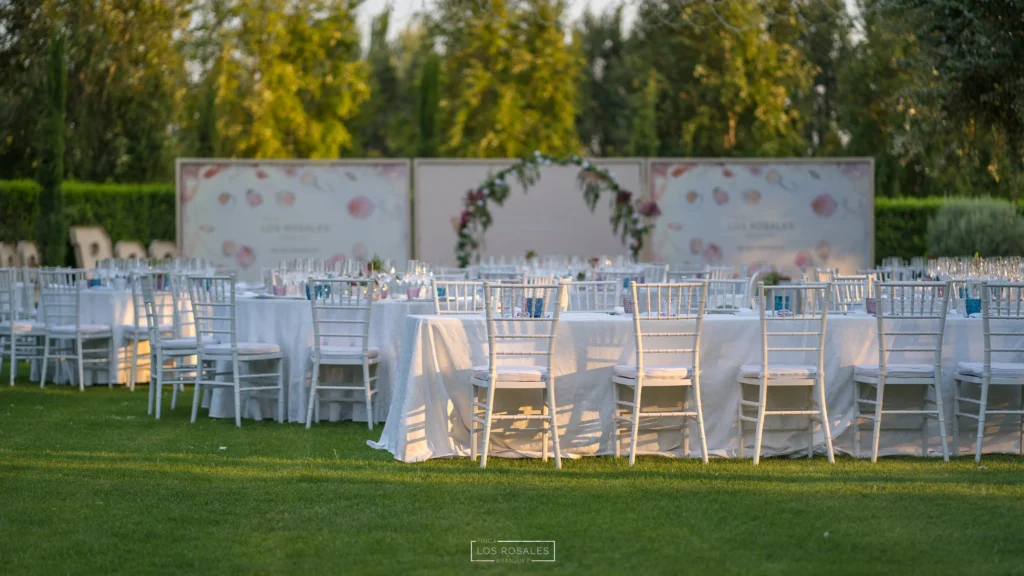 Mesas y sillas de una boda
